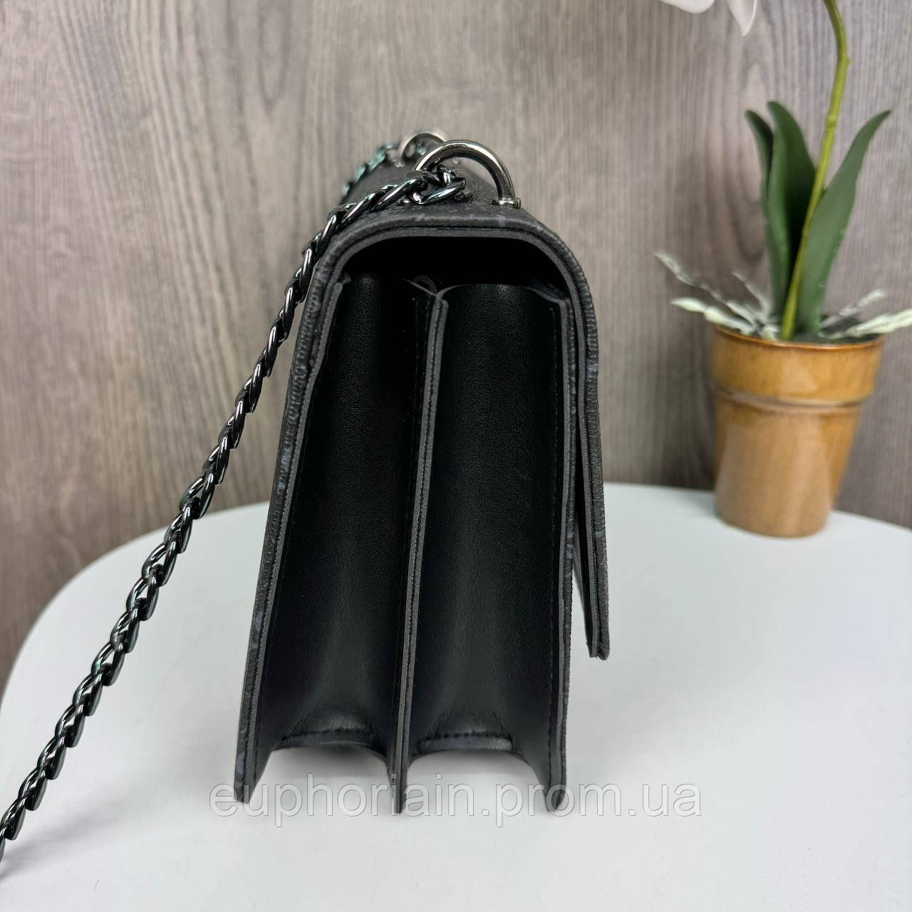 Качественная женская мини сумочка клатч на цепочке стиль Guess черная сумка на плечо Отличное качество - фото 4 - id-p2161478635