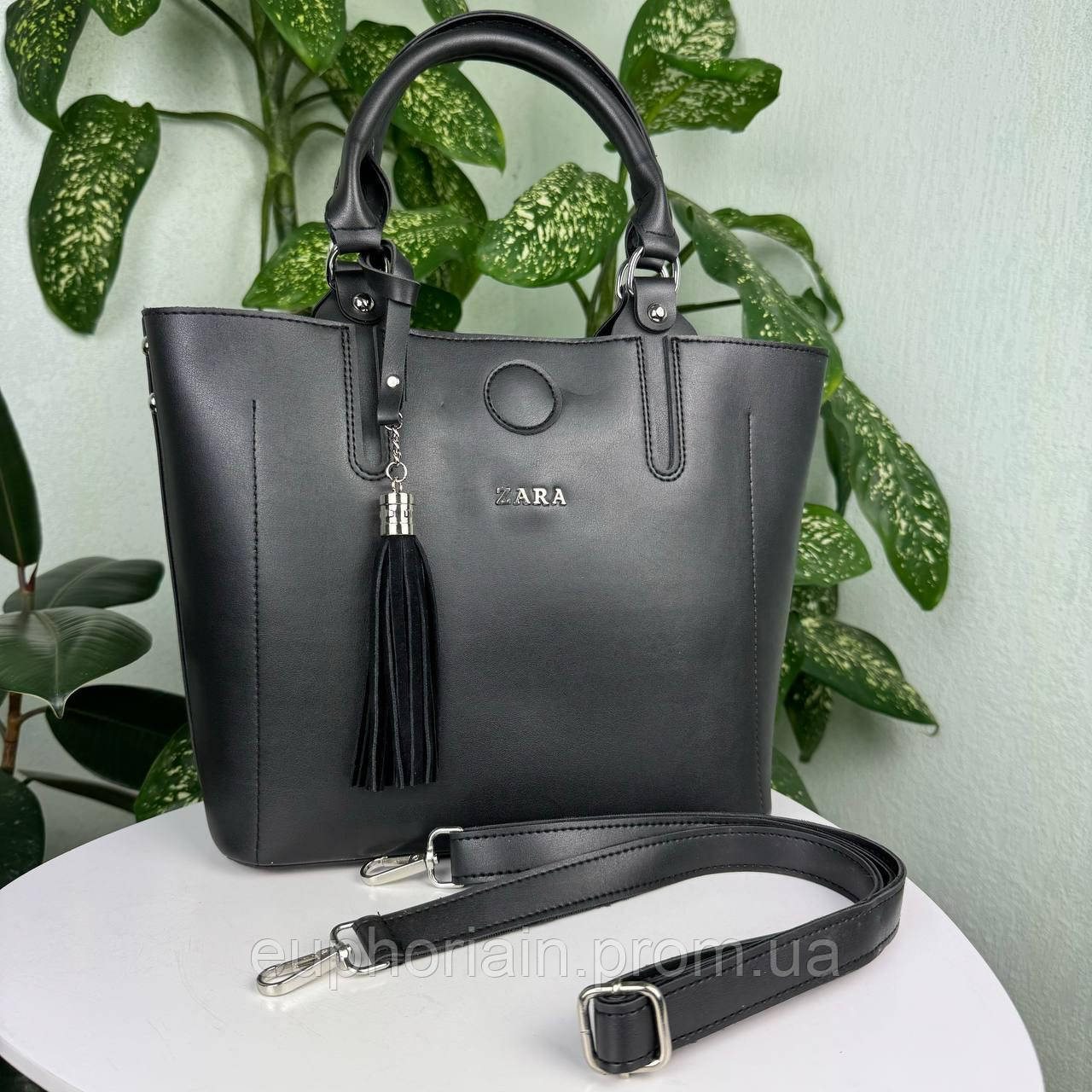 Женская сумка с венчиком брелокм стиль Зара черная, сумочка для девушек Zara с кисточкой Отличное качество - фото 3 - id-p2161478639