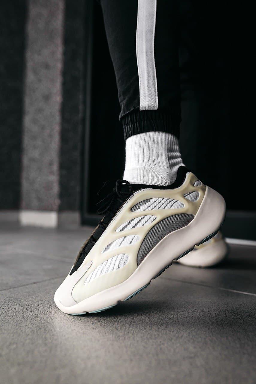 Кроссовки Adidas Yeezy Boost 700 V3 Azael (Изи Буст) Адідас Єзі Буст 700 сірі з бежевим - фото 1 - id-p2161540429