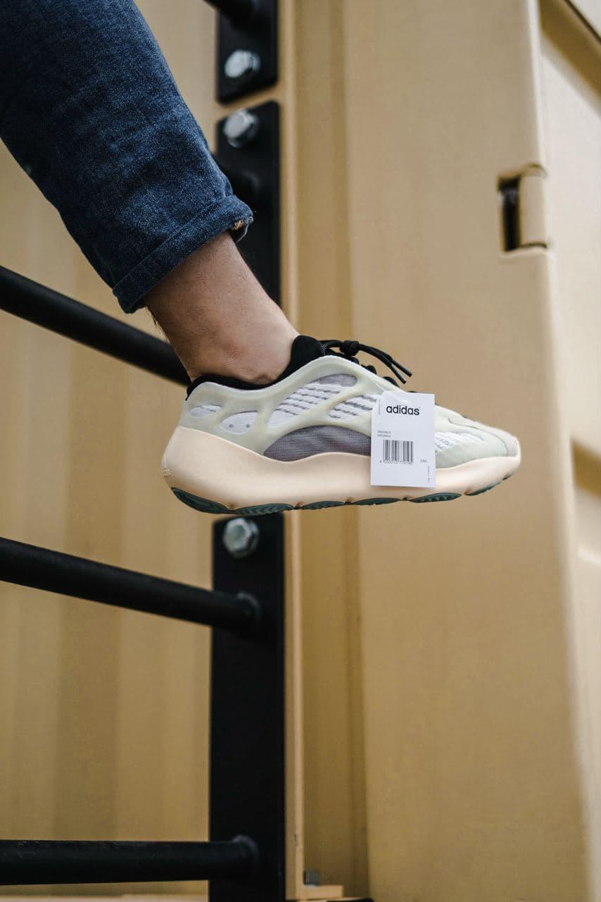 Кроссовки Adidas Yeezy Boost 700 V3 Azael (Изи Буст) Адідас Єзі Буст 700 сірі з бежевим - фото 3 - id-p2161540429