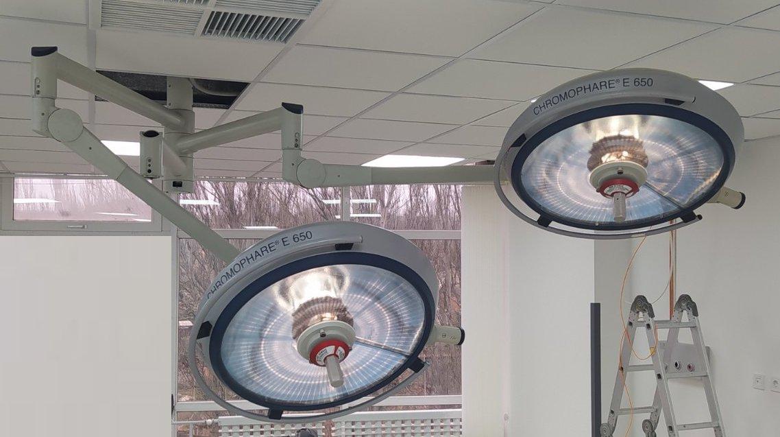 Двокупольна безтіньова операційна галогенова лампа BERCHTOLD Chromophare E650