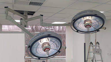 Двокупольна безтіньова операційна галогенова лампа BERCHTOLD Chromophare E650