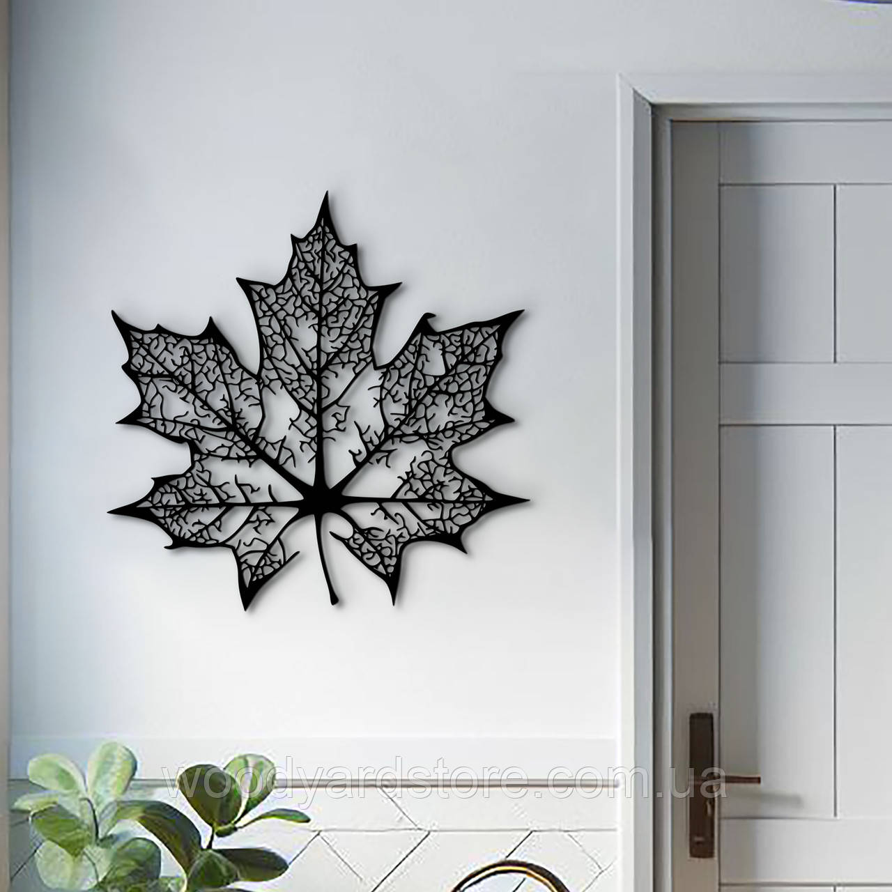 Дерев'яний декор для дому, чорна картина на стіну "Кленовий Листок", декоративне панно 20x20 см