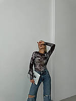 Стильный женский современный серый облегающий прозрачный лонгслив из сетки с абстрактным принтом