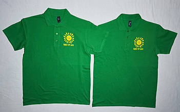 Зеленое поло с принтом