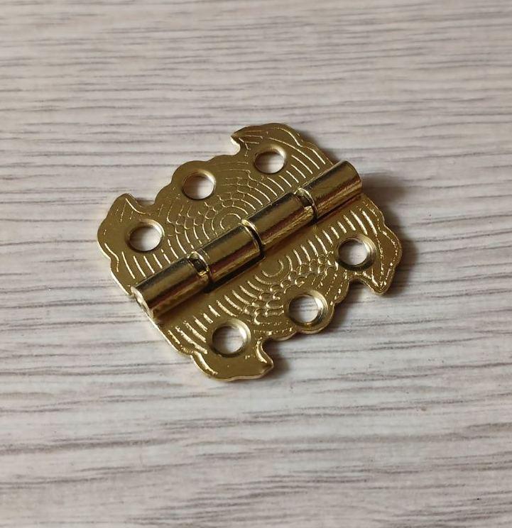 Петля декоративна для скриньок, накладна 30х27мм. Колір золото.