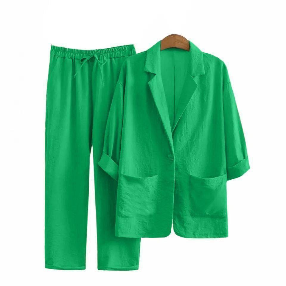 Стильний жіночий костюм-двійка з жатки — піджак і брюки