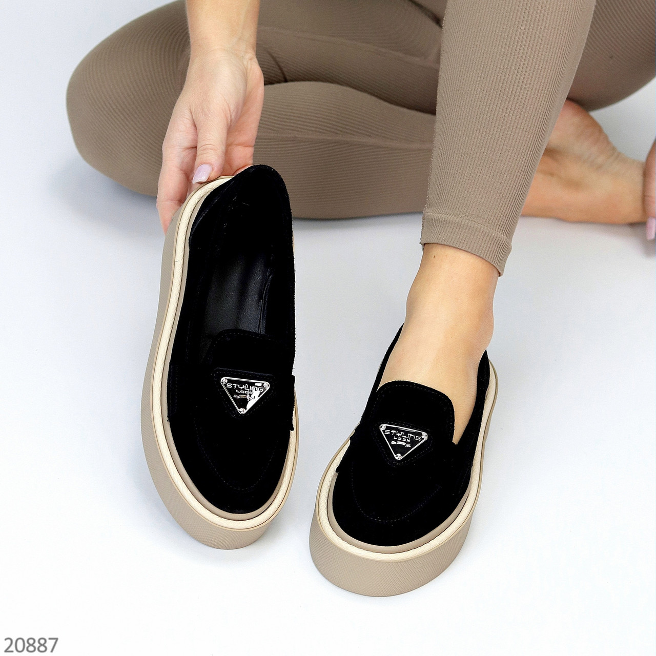 Дизайнерські чорні замшеві лофери натуральна замша на бежевій підошві взуття жіноче