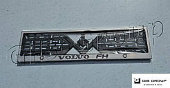 Рамка номерного знаку з написом і логотипом "Volvo FH"