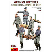 Немецкие солдаты с ящиками боеприпасов irs