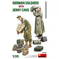Немецкие солдаты с канистрами irs