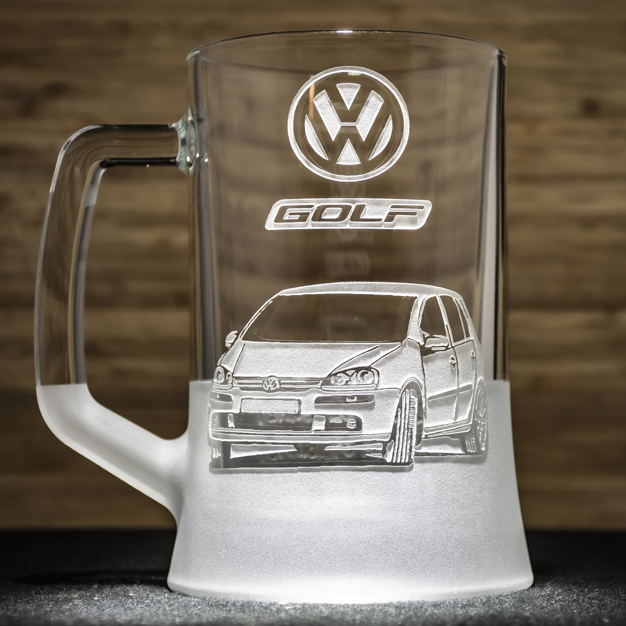 Пивний келих з гравіюванням автомобіля Volkswagen Golf 5 Фольксваген Гольф - подарунок для автомобіліста, фото 1