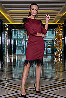 Бордовое трикотажное платье мини выше колена футляр с черными перьями. Марсала S