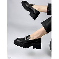 Демисезонные женские туфли лоферы черного цвета из натуральной кожи на тракторной подошве