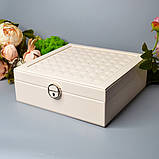 πΠ§Π°ΡΡΠ²Π½Π° ΡΠΊΠ°ΡΡΠ»ΠΊΠ° Π΄Π»Ρ ΠΏΡΠΈΠΊΡΠ°Ρ Π· Π²Π΅Π»ΠΈΠΊΠΈΠΌ Π΄Π·Π΅ΡΠΊΠ°Π»ΠΎΠΌ ΡΠ° ΡΠΎΠ·ΠΊΡΡΠ½ΠΈΠΌΠΈ Π²ΠΈΡΡΠ²Π½ΠΈΠΌΠΈ Π²ΡΠ΄Π΄ΡΠ»Π΅Π½Π½ΡΠΌΠΈ, ΡΠΎΡΠΎ 2