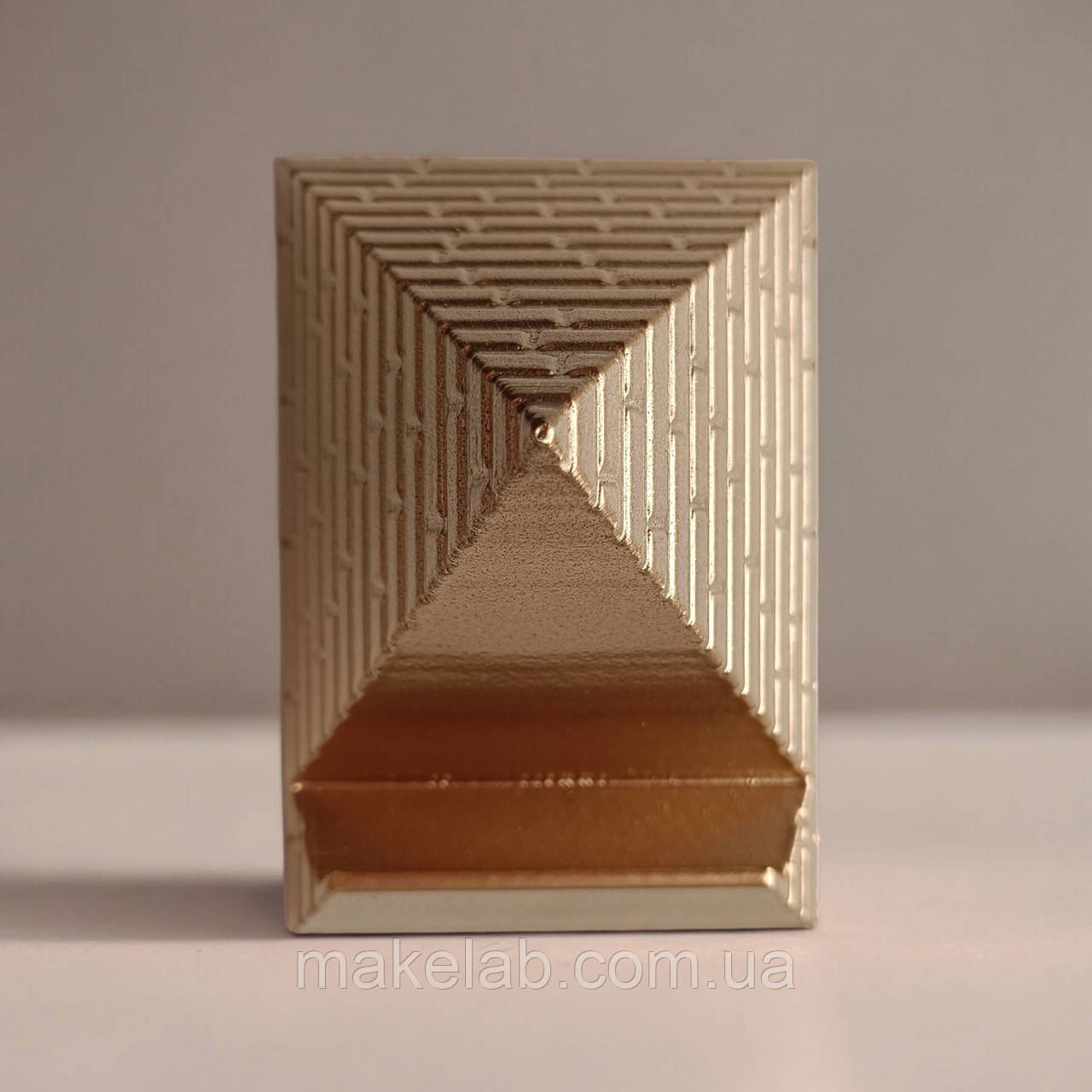 Підставка для телефона на стіл тримач піраміда оригінальний подарунок універсальний органайзер для смартфона