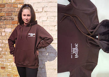 Коричневая худи с печатью