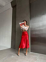 Красная женская стильная лёгкая однотонная расклешённая атласная юбка-миди