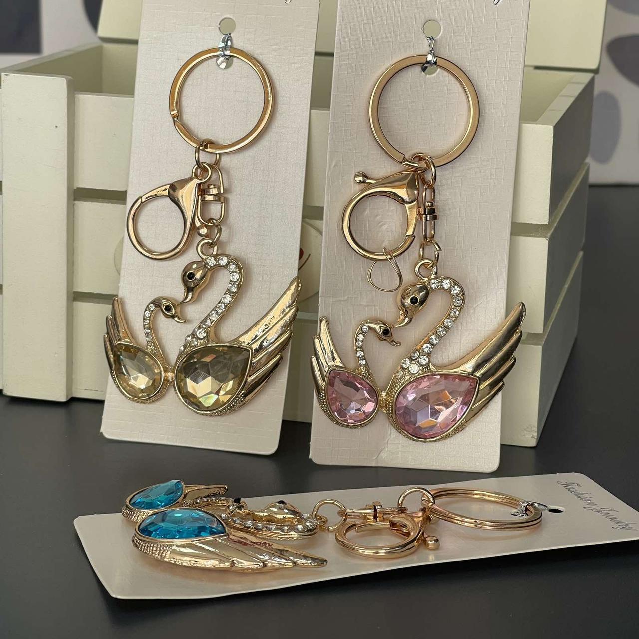 Брелок з камінням "Лебеді", мікс, металевий, Брелок со стразами "Лебеди", фото 1