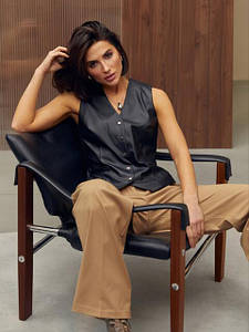 Жилетка жіноча приталена екошкіра стильна тренд 2025 чорна