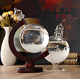 Барометр Штормгласс RESTEQ глобус великий, крапля Storm glass на темній дерев`яній підставці, фото 3