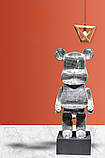 Фігурка Bearbrick срібного кольору на підставці SUPREME 155 см. Іграшка дизайнерська Беарбрик. Фігурка Be@rbrick, фото 2