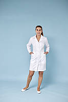 Полуприталенный женский медицинский халат на кнопках белый Эмми, одежда для медицинского персонала р.42