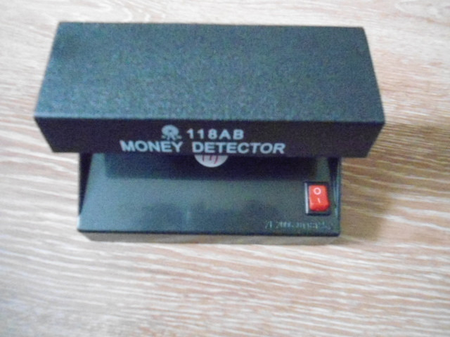 Ультрафиолетовый детектор валют «AD-118AB» работает от батареек ультрафиолет детектор лампа для проверки денег - фото 5 - id-p400603285