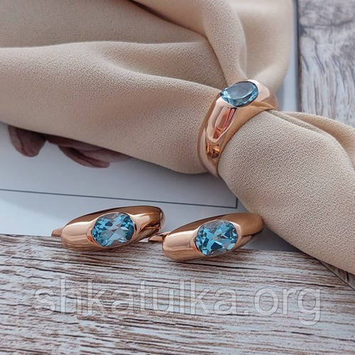 Комплект золотий каблучка та сережки з овальними блакитними топазами 8.97