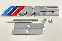 Эмблема надпись ///M5 на радиаторную решетку BMW металлическая с крепежом (полосы голубая / синяя / красная +