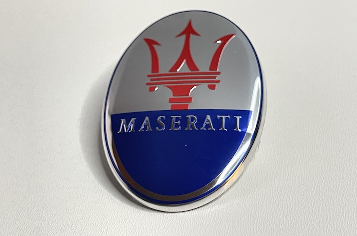 Емблема капота Maserati (синій/червоний/хром) 68332000