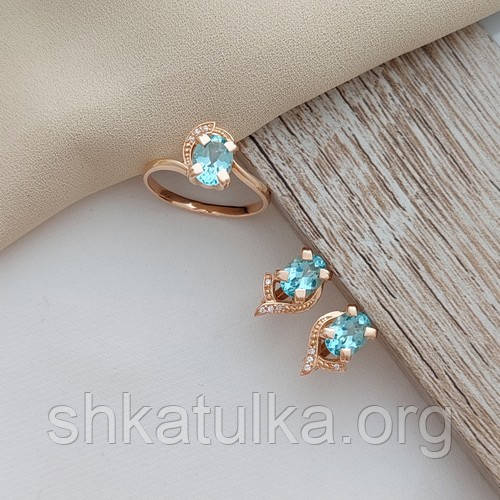 Комплект золотий каблучка та сережки з овальним блакитним кварцом 7.33, фото 1