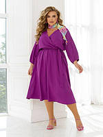 Стильное платье на запах из легкой струящейся ткани больших размеров с V-образным вырезом лиловое
