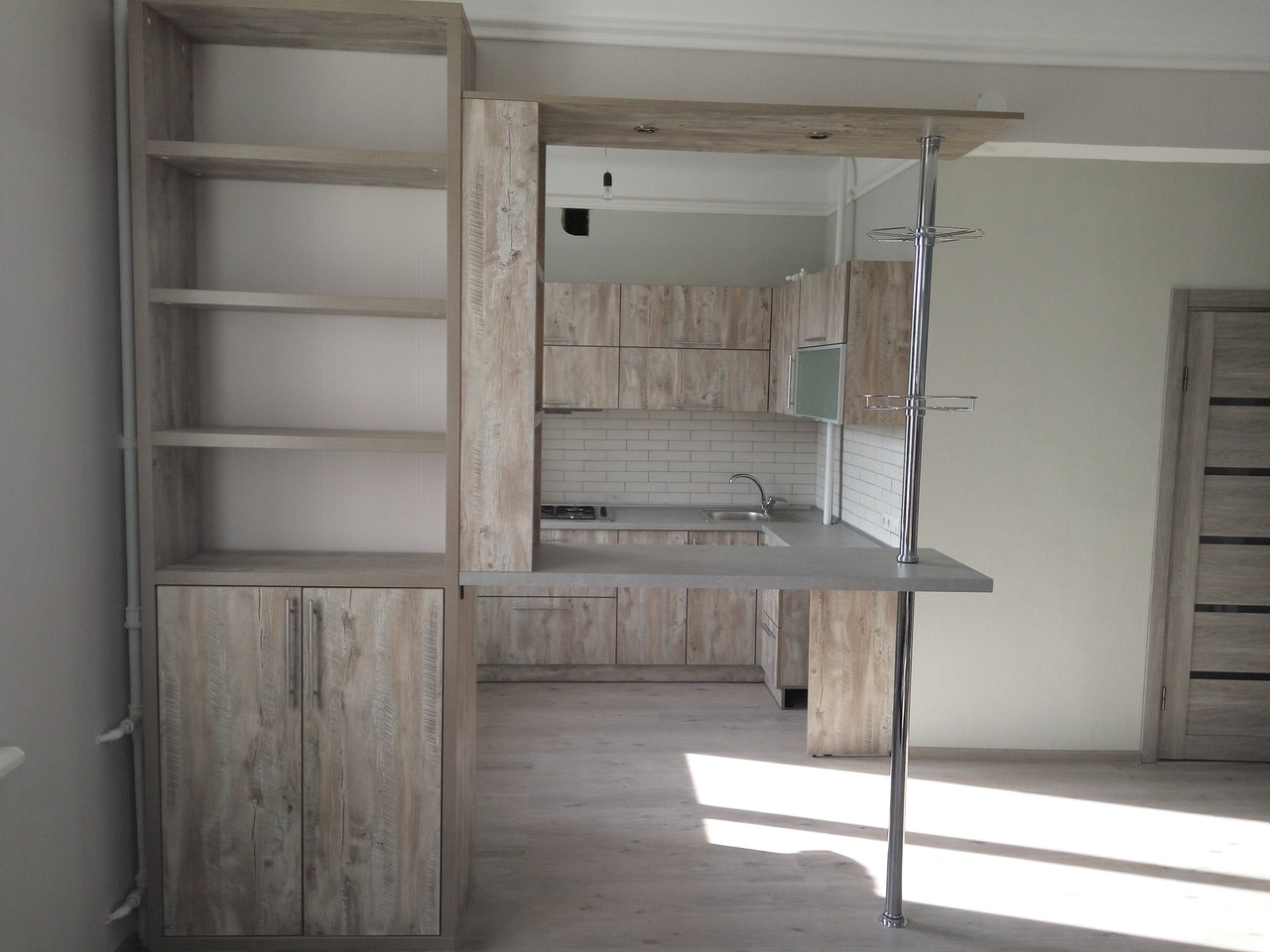 Кухня з барною стійкою