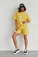 Трикотажний жіночий костюм із шортами та футболкою з вишивкою — жовтий колір, S (є розміри)