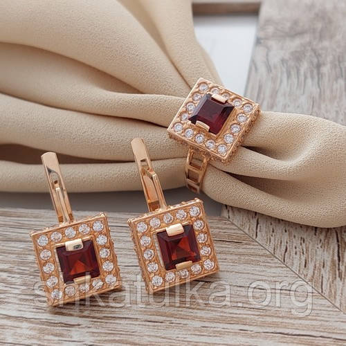 Комплект золотий каблучка та сережки з квадратним гранатом і фіанітами 13.76, фото 1