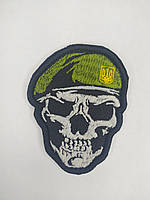 Шеврон нарукавная эмблема Світ шевронів Череп в берете 69×90 мм Зелено-белый TE, код: 7791465