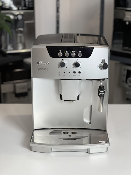 Автоматична кавомашина Delonghi Magnifica ESAM 3200 з функцією автоматичного очищення (refurbished)