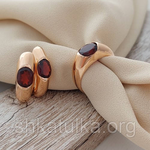Комплект золотий каблучка та сережки з овальним гранатом 8.65