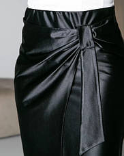 Спідниця жіноча "Бант" із атласної тканини із середньою посадкою у чорному кольорі розміри 44, 46, 48., фото 2