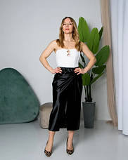 Спідниця жіноча "Бант" із атласної тканини із середньою посадкою у чорному кольорі розміри 44, 46, 48., фото 3