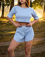 Трикотажний жіночий костюм у рубчик з футболкою та шортами з розрізом