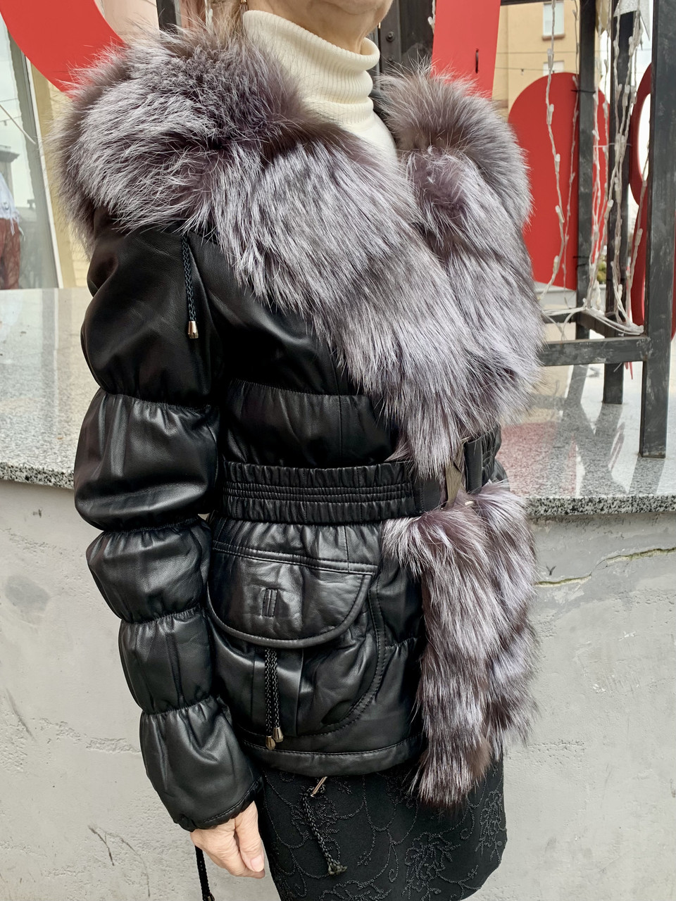 Кожаная женская куртка черная натуральная с капюшоном стеганая с мехом лисы - фото 4 - id-p2171783971