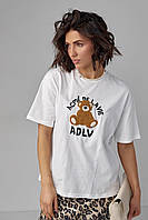 Трикотажная футболка с фактурным медвежонком и надписью - молочный цвет, M (есть размеры)