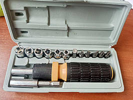 Отвертка  с набором насадок