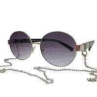 Круглые солнцезащитные очки в тонкой серебристой оправе, черными дужками и цепочкой для очков в комплекте