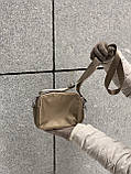 Жіноча класична сумка крос-боді на три відділи бежева, фото 5