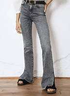Молодежные серые джинсы клеш украшены разрезом по низу штанины размеры 26, 27
