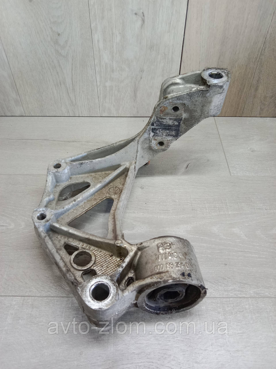 Кронштейн переднього важеля Volkswagen Polo 9N, Skoda Fabia 1. Поло, Фабія. Правий. 6Q01992934D.