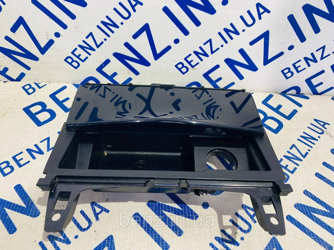 Попільничка в центральній консолі Mercedes W204, C207, W212 A2046801350